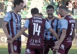 Jugadores de la Segoviana celebran el tanto de Davo.