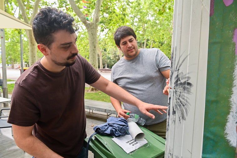 Juan Aguayo y Pablo López, de Kokomo Candilejas, muestran los desperfectos en la cerradura tras el asalto a su caseta.