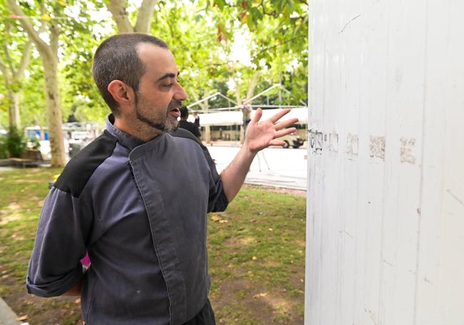 El cocinero de La dársena de la victoria muestra la puerta forzada de la caseta.