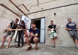 Los integrantes de Sharon Bates, a las puertas de su local de ensayo.