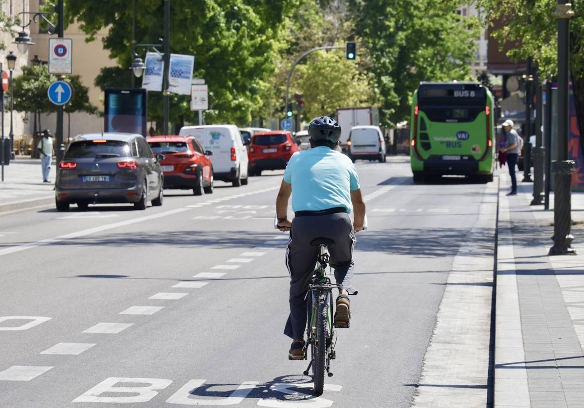 Un ciclista circula por el carril bus de la plaza de Poniente.