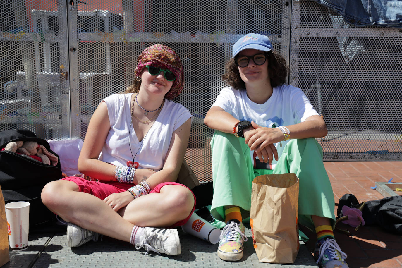 Fans de Mika esperan en la Plaza Mayor de Valladolid horas antes del concierto