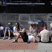 Fans de Mika esperan en la Plaza Mayor de Valladolid horas antes del concierto