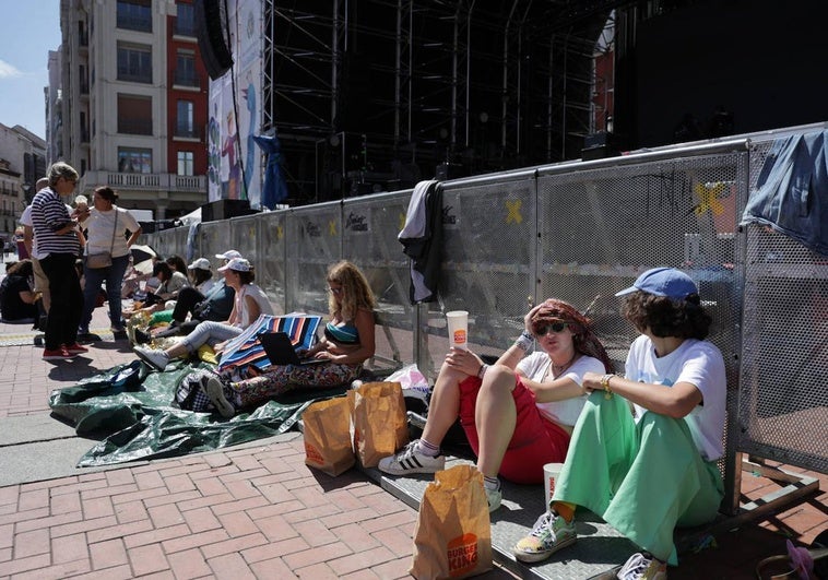 Fans de Mika esperan en la Plaza Mayor de Valladolid.