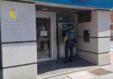 Detienen a una mujer por robar con la tarjeta del anciano al que cuidaba