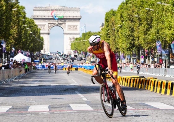 Álex Sánchez Palomero, durante el sector de bicicleta en París.