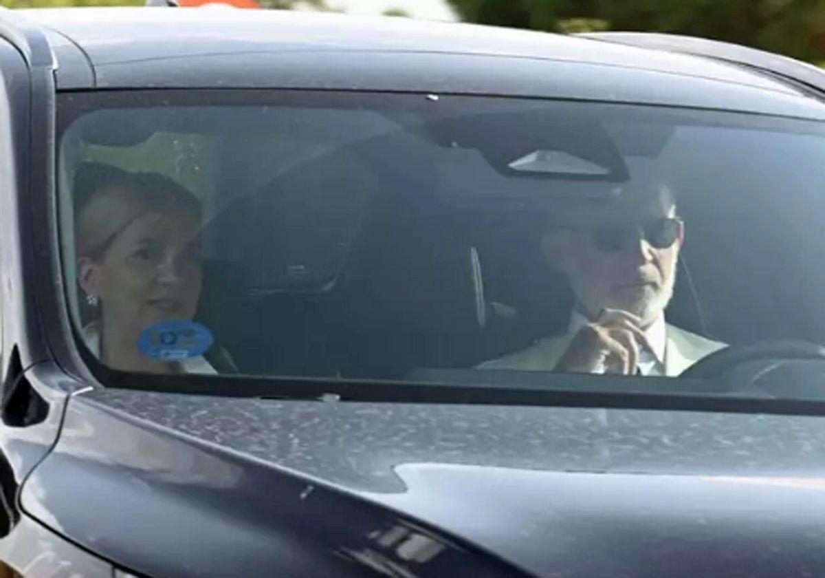 El Rey Felipe y la Infanta Cristina llegan a la boda juntos, en el mismo coche.