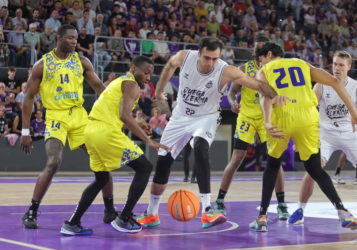 Vaulet trata de hacerse con el balón ante varios rivales angoleños, este martes en el Pabellón.