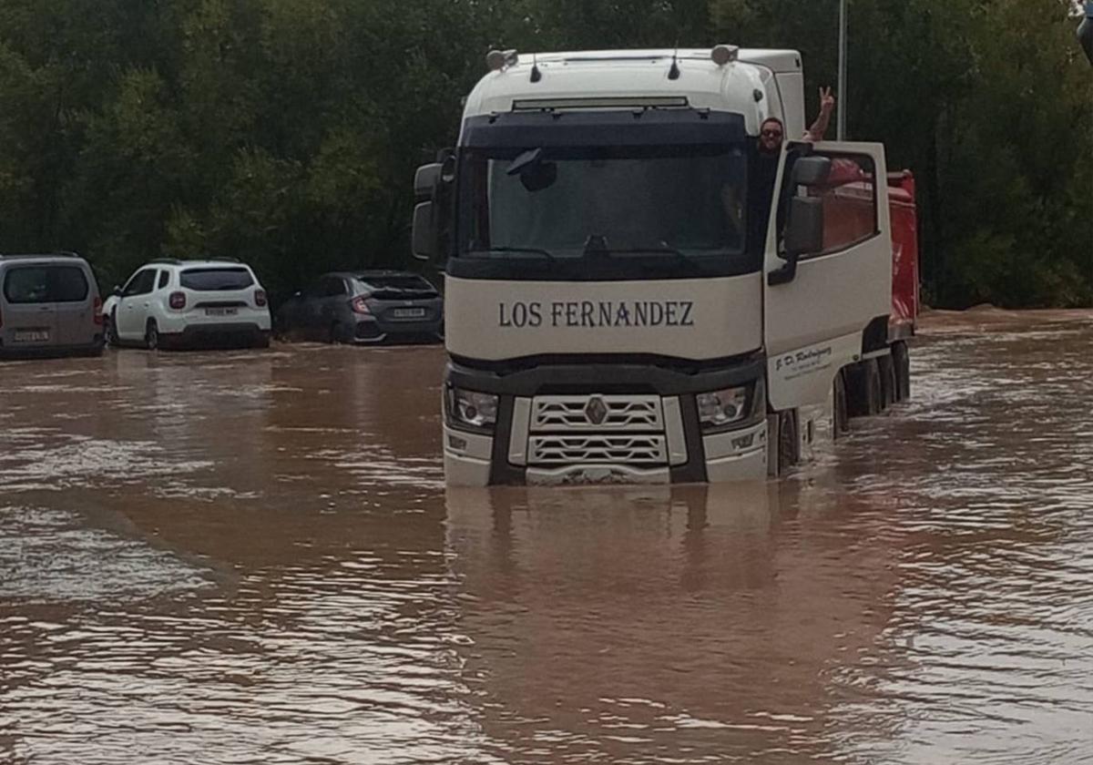 Una impresionante tromba de agua anega calles y carreteras en la Ribera del Duero