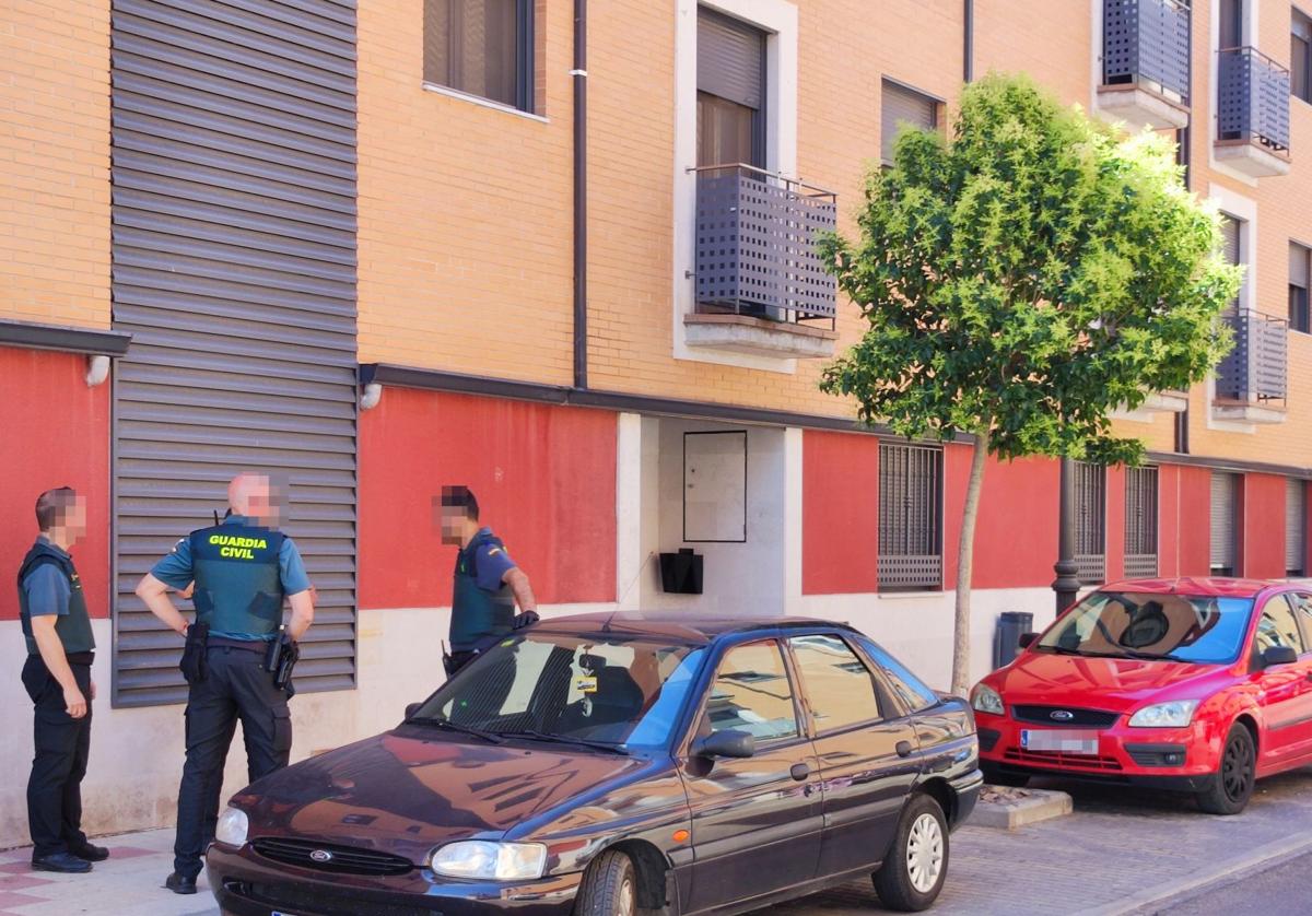 Imagen de archivo de la presencia de la Guardia Civil en la calle Alfredo Martín de Santovenia, donde hace dos años un hombre mató a dos personas.