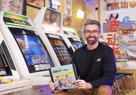 Víctor Alonso con su libro 'Los últimos Game Center'