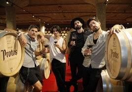 Antonio de Pablo `Depa´, Jaco Betanzos, Xavi Road y Fito Robles, posan en una de las salas de crianza de Bodegas Protos, en Peñafiel.