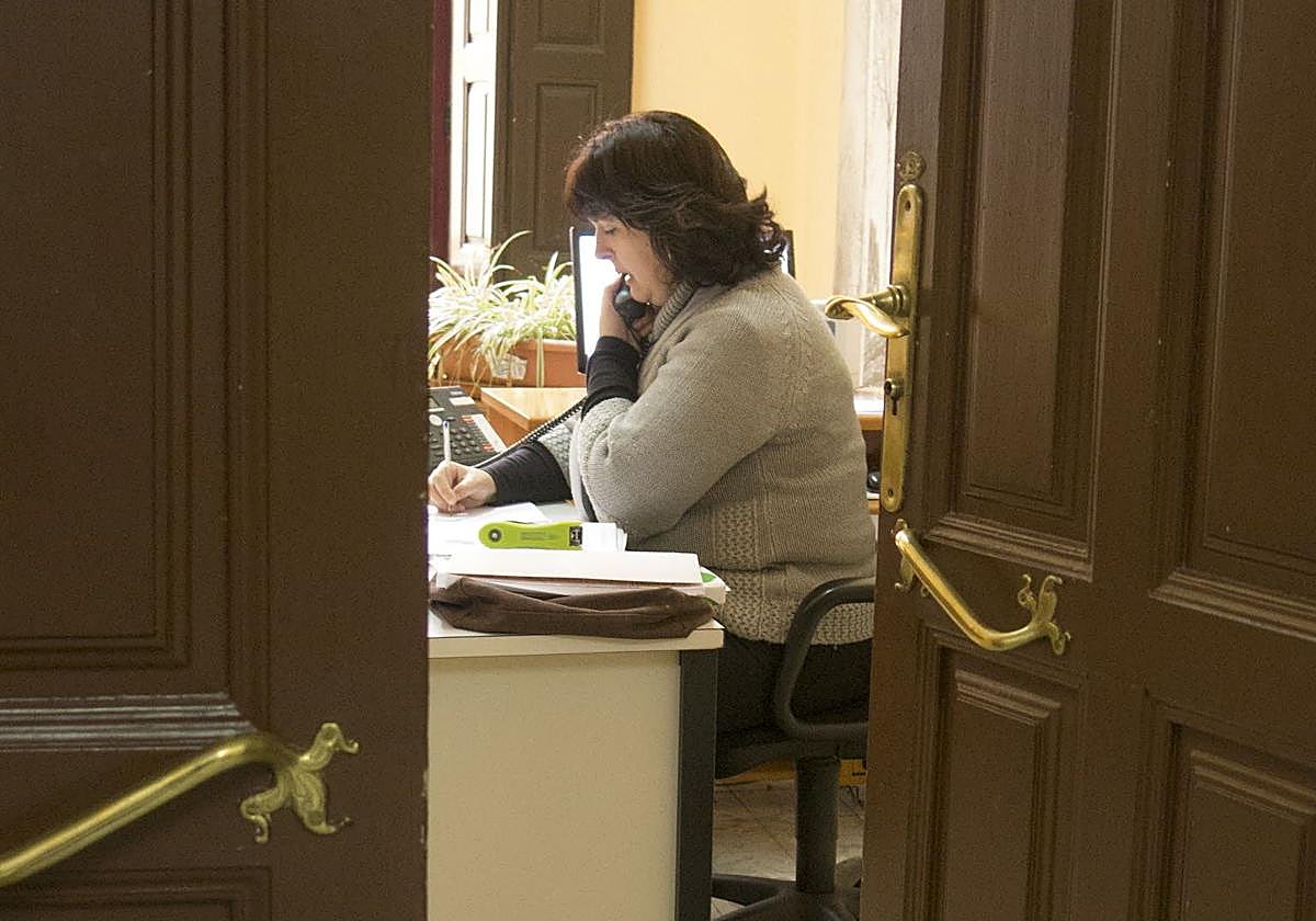 Una operadora atiende una llamada para la prevención de la conducta suicida.