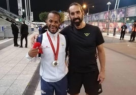 Enrique posa junto a su pupilo, David Pineda, tras la medalla de plata conseguida.