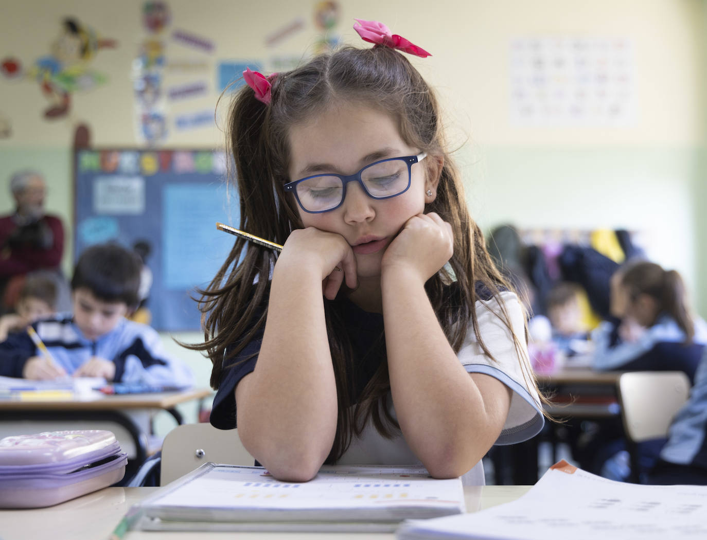 Una alumna del colegio Amor de Dios, durante una clase en el centro.