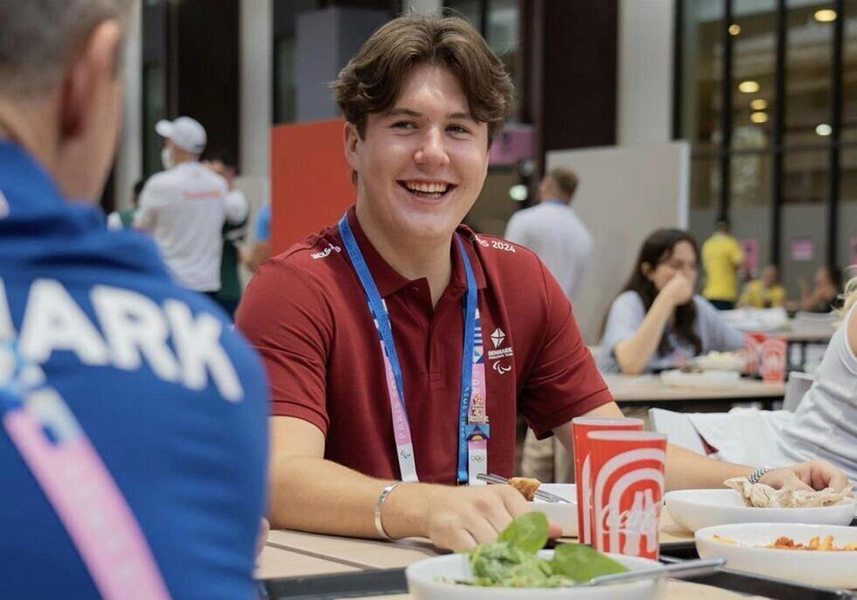 El Príncipe Christian de Dinamarca comiendo en la Villa Olímpica con deportistas daneses.