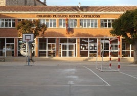 Fachada del colegio Reyes Católicos de Dueñas.