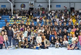 Foto de familia del club de patinaje en línea.