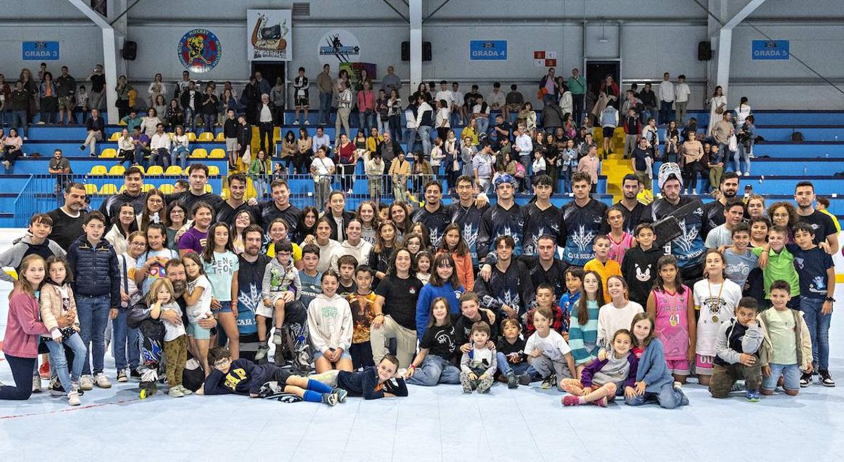 Foto de familia del club de patinaje en línea.