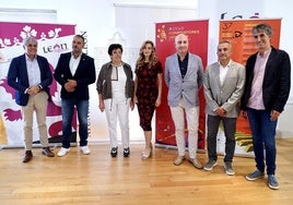 El director del festival, Miguel Fernández Llamazares, tercero por la derecha, junto a las autoridades que apoyan la cita.