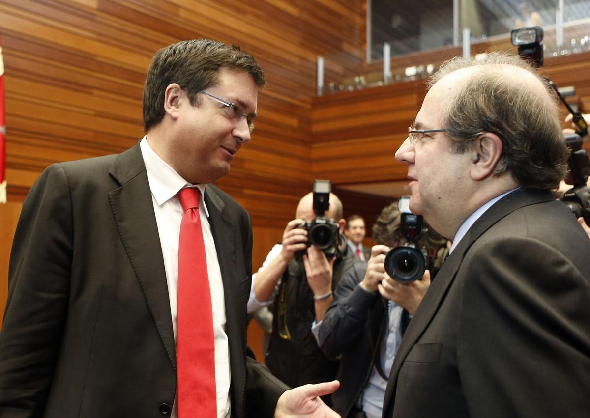 Imagen secundaria 1 - Óscar López pedalea por Castilla y León en el 'tour' del Puro Cambio con el que se promocionó como candidato a la Junta; El ahora ministro con Juan Vicente Herrera, en las Cortes autonómicas y con el manchego Emiliano García Page, en un acto del PSOE en 2012.