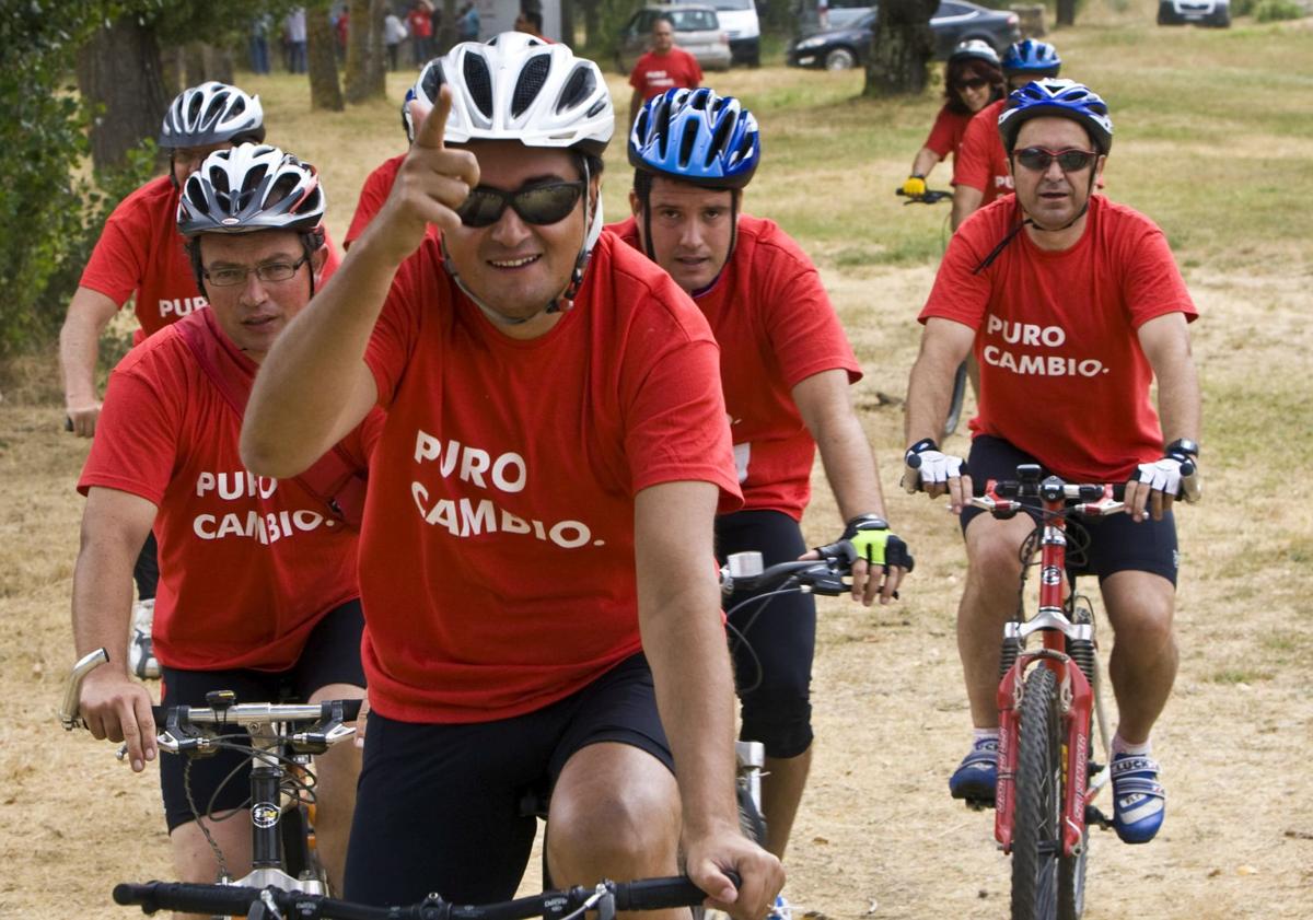 Imagen principal - Óscar López pedalea por Castilla y León en el 'tour' del Puro Cambio con el que se promocionó como candidato a la Junta; El ahora ministro con Juan Vicente Herrera, en las Cortes autonómicas y con el manchego Emiliano García Page, en un acto del PSOE en 2012.