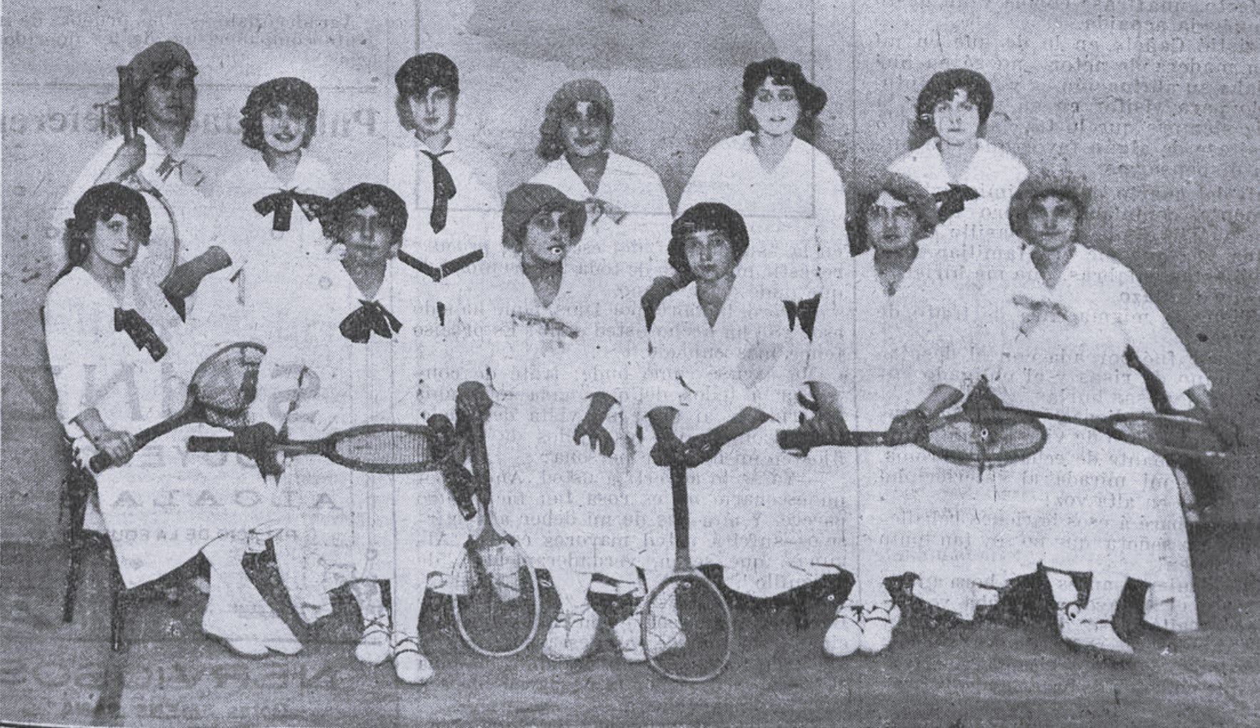 Mujeres que inauguraron los campeonatos femeninos de frontón en enero de 1917.