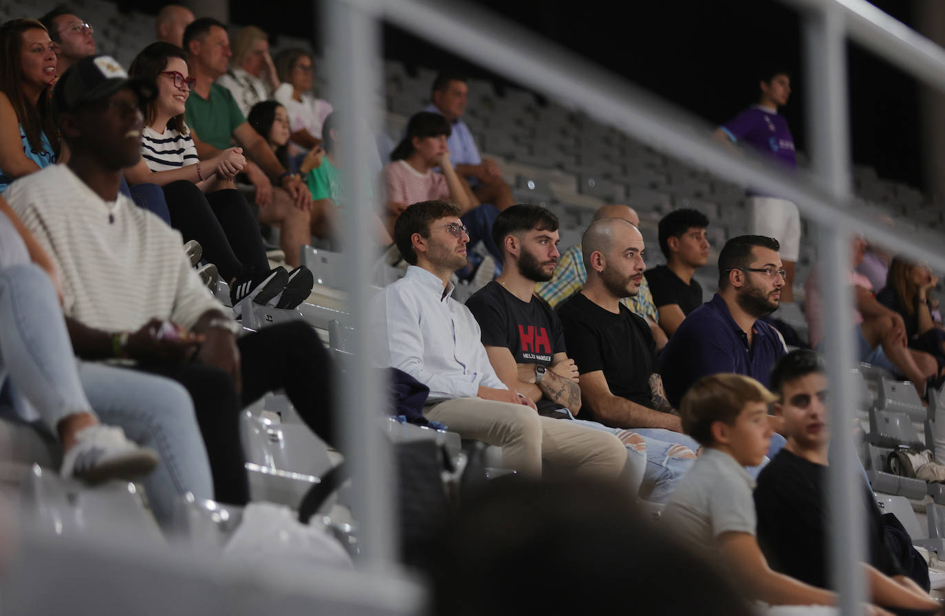 Búscate en las gradas del Pabellón en el Palencia Baloncesto-Petro de Luanda