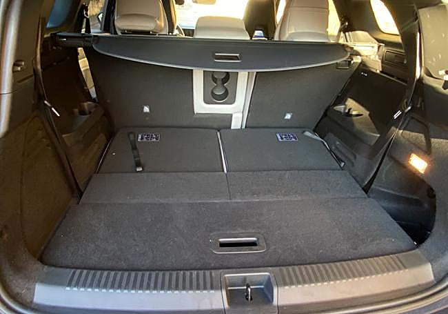 Si se coloca sobre los asientos abatidos, el equipaje deberá ir adecuadamente colocado.