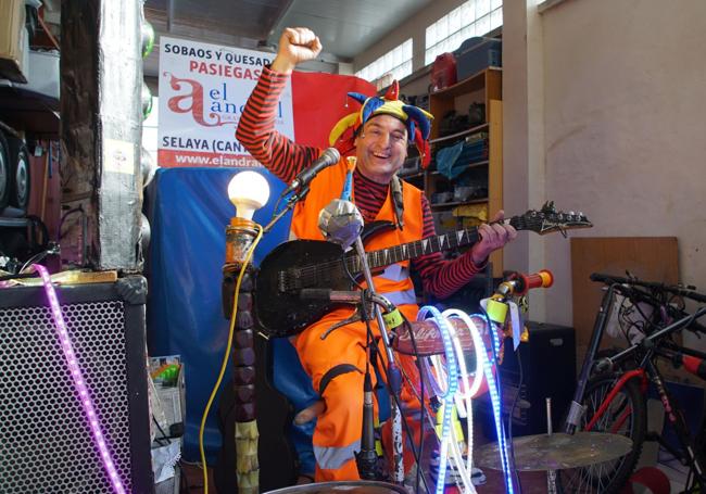 El Duende Eléctrico posa montado en su icónica 'bicibatería'.