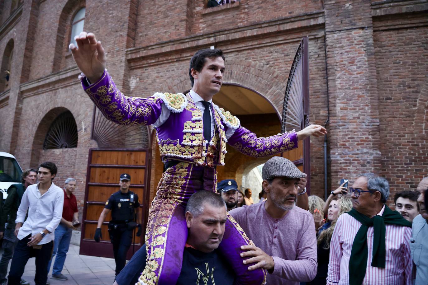 Daniel Luque sale a hombros del coso del Paseo de Zorrilla