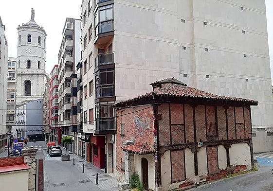 La antigua casa del conserje de la UVA, antes hogar del jardinero del jardín botánico de la Universidad, oculta en el acceso a Derecho por la calle Doncellas.