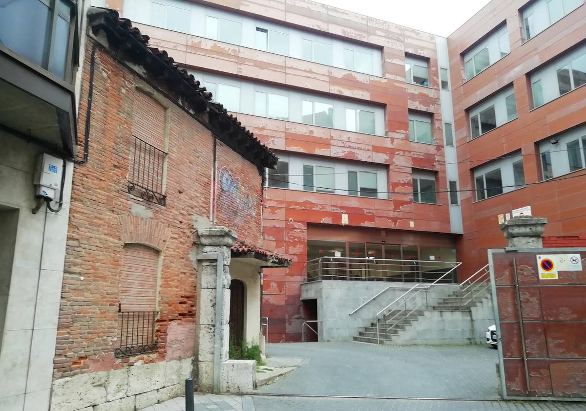 Imagen principal - Arriba, entrada actual donde se observa la caseta; abajo a la derecha, vista del jardín desde la plaza de la Universidad y, en último lugar, la misma entrada.