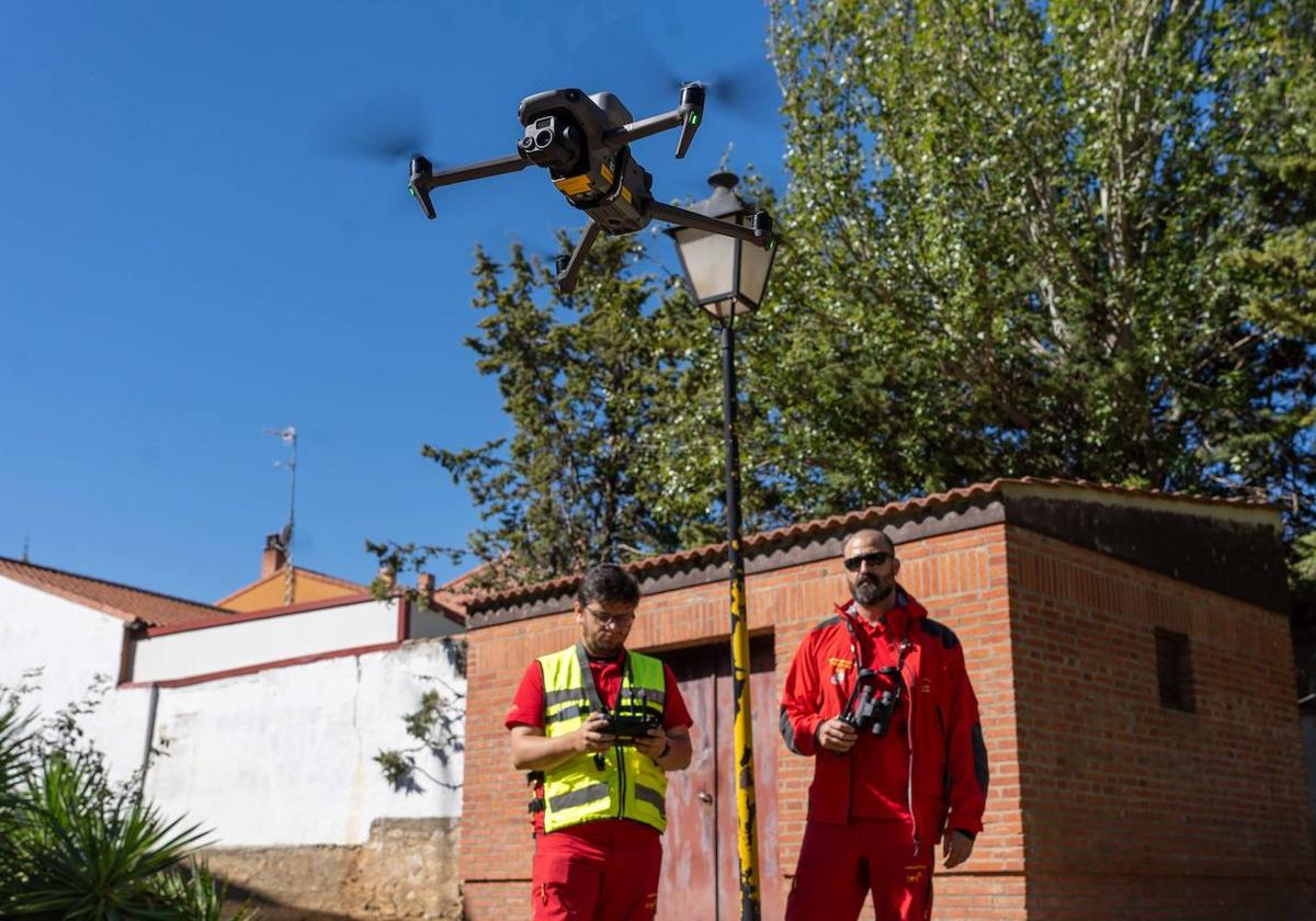 George Pospisil y Pablo Gutiérrez, durante la inspección de los daños de la tormenta en Rioseco.