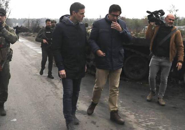 Pedro Sánchez y Óscar López, en la primera visita del presidente a Ucrania tras estallar la guerra.