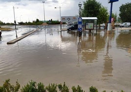 Inundación en el acceso a Parque Robledo.