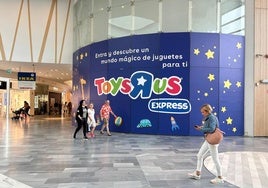 Paneles que anuncian la apertura de la juguetería en el centro comercial de Arroyo de la Encomienda.