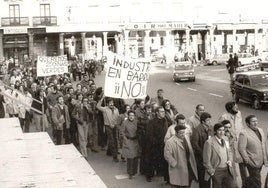 Manifestacion vecinal en la plaza Mayor para solicitar más zonas verdes.