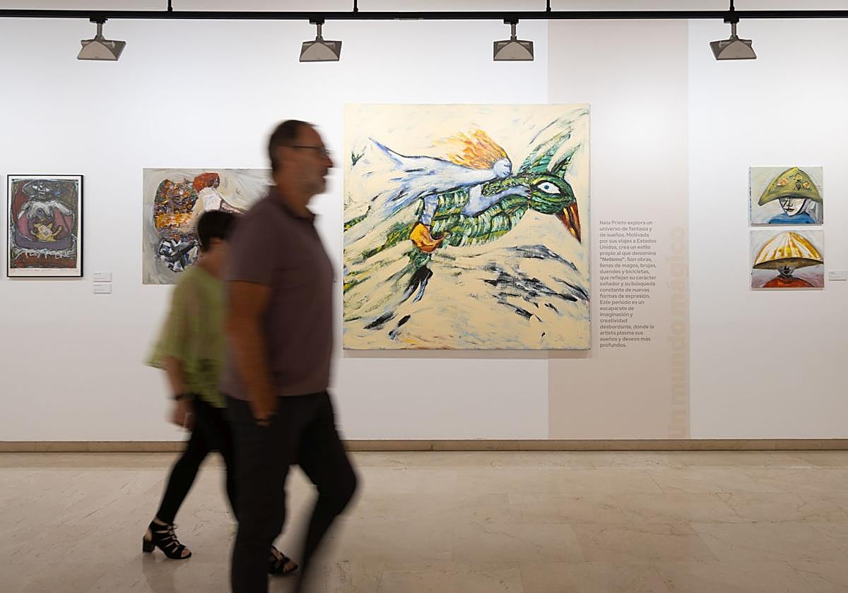 Dos visitantes recorren la exposición de Nela Prieto.