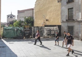 Solar en la calle San Francisco donde se construirán las viviendas.