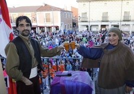 Mariano y Tomasa brindando tras finalizar el pregón en el balcón del Ayuntamiento.