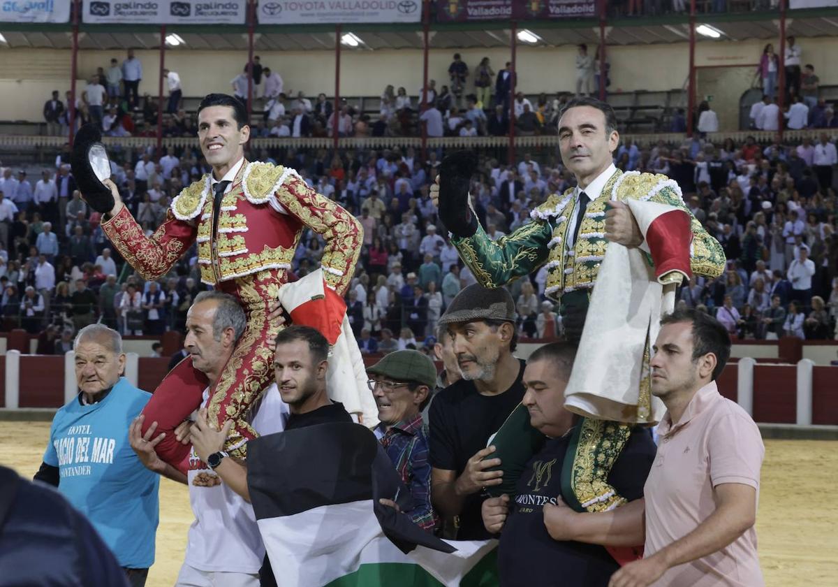 Alejandro Talavante y Enrique Ponce salen a hombros de la plaza de toros del Paseo de Zorrilla.