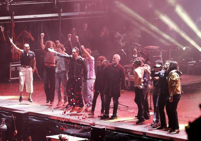 Todos los participantes en el concierto, durante la canción final.