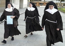 Sor Paz mirando al suelo, a la derecha, cuando salió de los juzgados de Burgos junto a la exabadesa y a Sor Sión de ratificar la denuncia contra Iceta.