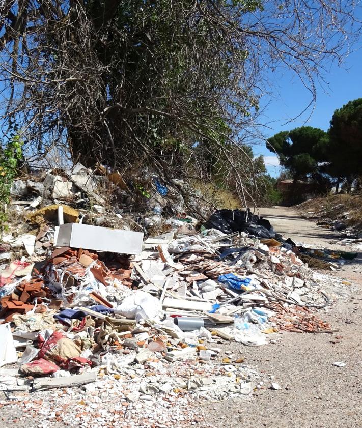 Imagen secundaria 2 - Labores de extinción en los terrenos vallados y escombros en el entorno de La Florida.