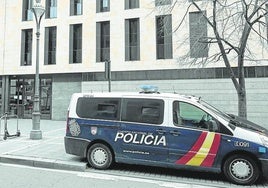 Vehículo de la Policía Nacional junto a los juzgados de la calle Angustias en una imagen de archivo.