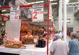 Venta de embutidos en la Feria de Valladolid.