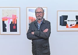 José Rincón ante varias de sus creaciones en Espacio Abierto.