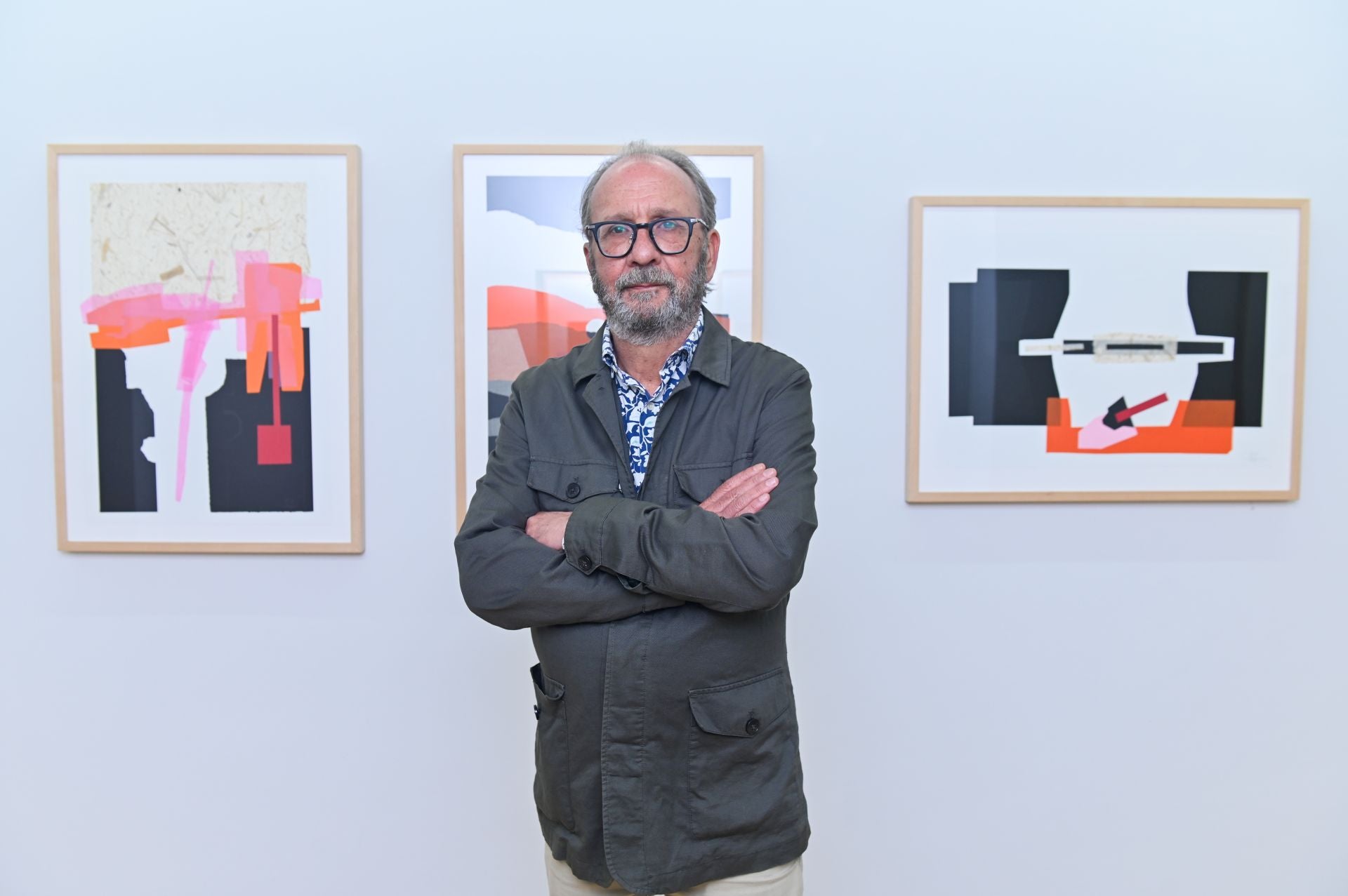 José Rincón ante varias de sus creaciones en Espacio Abierto.