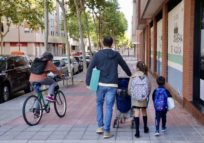 Ismael Negro acompañando a sus hijos en su primer día de clase